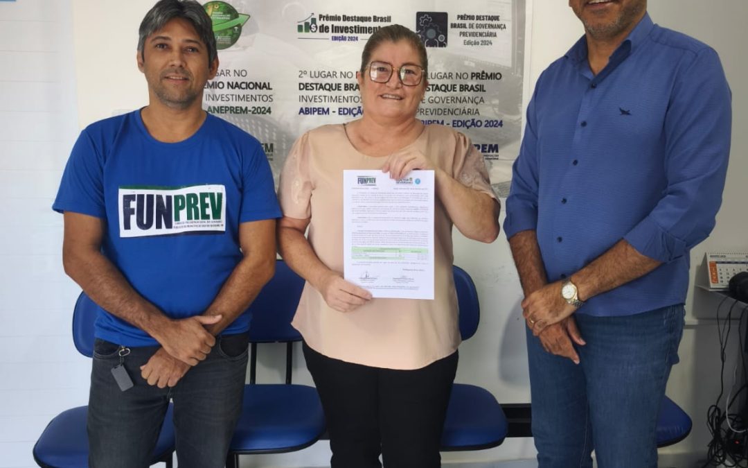 FUNPREV Doutor Severiano Entrega Carta de Aposentadoria à Professora Maria Cledenilda